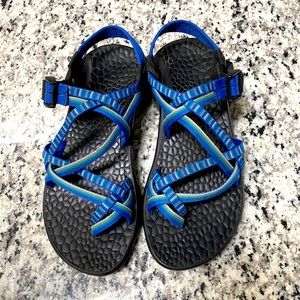 Women’s size 8 blue/green chacos